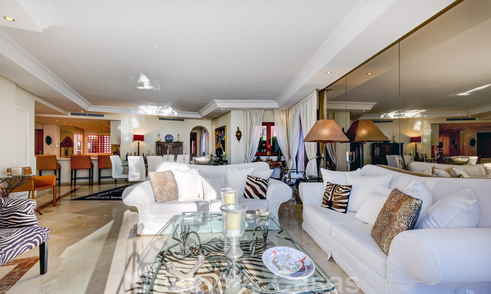 Luxe penthouse te koop in een vijfsterren wooncomplex aan het strand met prachtig zicht op zee, op de New Golden Mile tussen Marbella en Estepona 46607