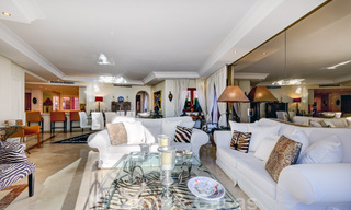 Luxe penthouse te koop in een vijfsterren wooncomplex aan het strand met prachtig zicht op zee, op de New Golden Mile tussen Marbella en Estepona 46607 