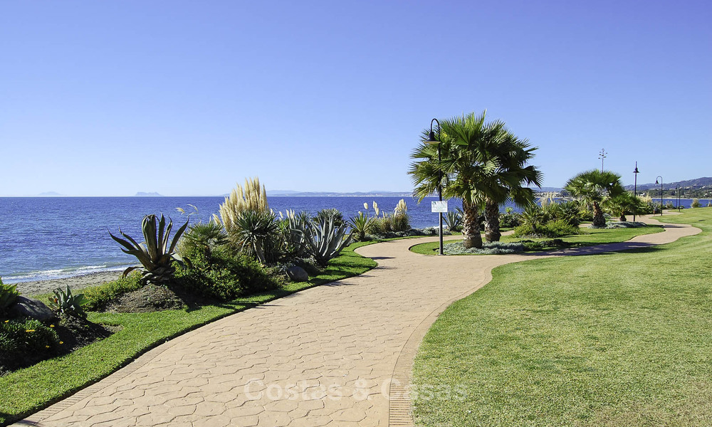 Luxe penthouse te koop in een vijfsterren wooncomplex aan het strand met prachtig zicht op zee, op de New Golden Mile tussen Marbella en Estepona 46628