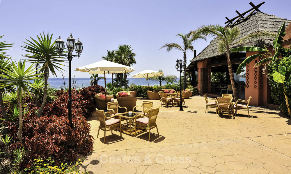 Luxe penthouse te koop in een vijfsterren wooncomplex aan het strand met prachtig zicht op zee, op de New Golden Mile tussen Marbella en Estepona 46631
