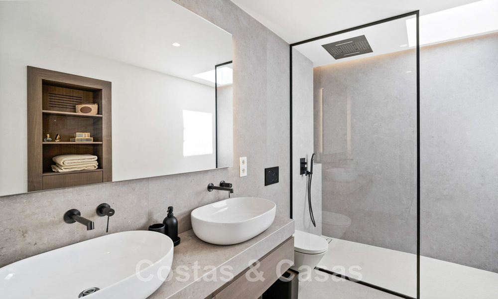 Modern gerenoveerd, 4-slaapkamer penthouse te koop met prachtig zeezicht in een gated community in Benahavis - Marbella 47127
