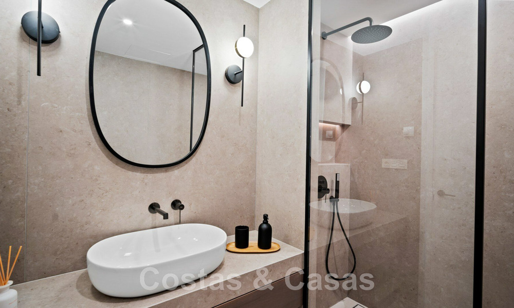 Modern gerenoveerd, 4-slaapkamer penthouse te koop met prachtig zeezicht in een gated community in Benahavis - Marbella 47131