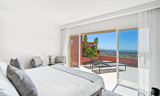 Modern gerenoveerd, 4-slaapkamer penthouse te koop met prachtig zeezicht in een gated community in Benahavis - Marbella 47134 