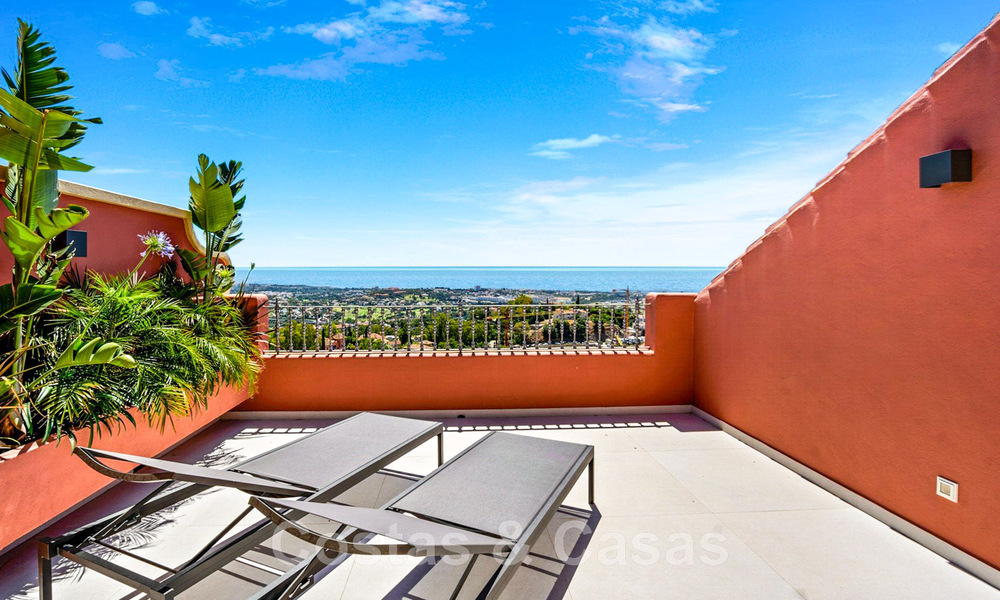 Modern gerenoveerd, 4-slaapkamer penthouse te koop met prachtig zeezicht in een gated community in Benahavis - Marbella 47135