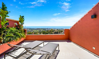 Modern gerenoveerd, 4-slaapkamer penthouse te koop met prachtig zeezicht in een gated community in Benahavis - Marbella 47135 