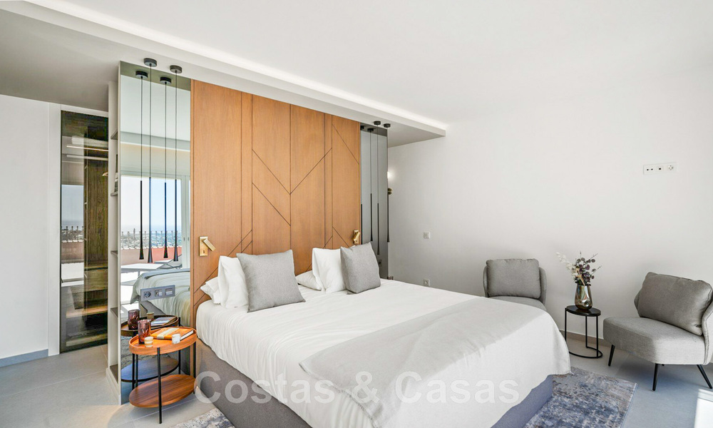 Modern gerenoveerd, 4-slaapkamer penthouse te koop met prachtig zeezicht in een gated community in Benahavis - Marbella 47136