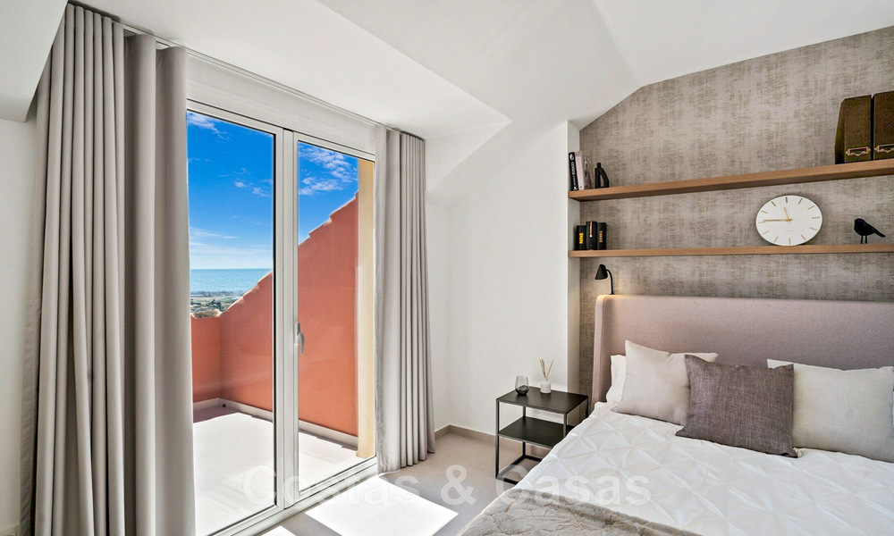 Modern gerenoveerd, 4-slaapkamer penthouse te koop met prachtig zeezicht in een gated community in Benahavis - Marbella 47137