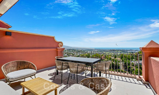 Modern gerenoveerd, 4-slaapkamer penthouse te koop met prachtig zeezicht in een gated community in Benahavis - Marbella 47140 