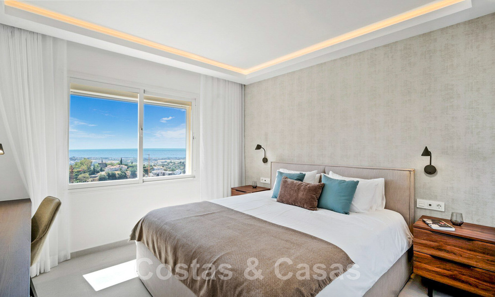 Modern gerenoveerd, 4-slaapkamer penthouse te koop met prachtig zeezicht in een gated community in Benahavis - Marbella 47141