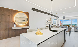 Modern gerenoveerd, 4-slaapkamer penthouse te koop met prachtig zeezicht in een gated community in Benahavis - Marbella 47142 