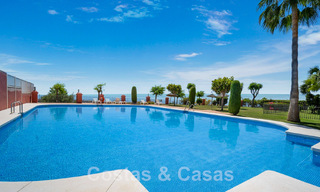 Modern gerenoveerd, 4-slaapkamer penthouse te koop met prachtig zeezicht in een gated community in Benahavis - Marbella 47144 