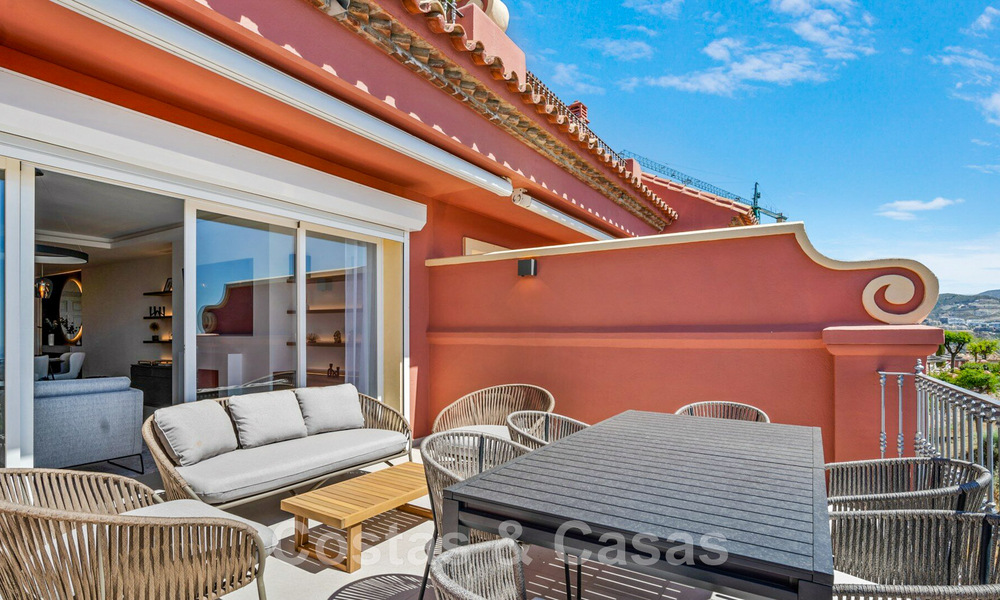 Modern gerenoveerd, 4-slaapkamer penthouse te koop met prachtig zeezicht in een gated community in Benahavis - Marbella 47146