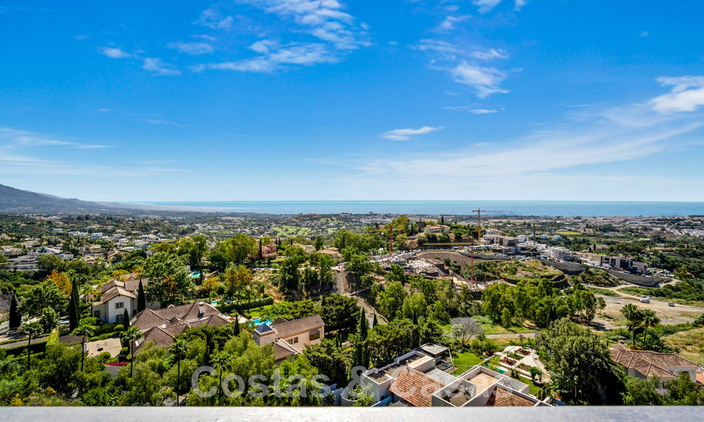 Modern gerenoveerd, 4-slaapkamer penthouse te koop met prachtig zeezicht in een gated community in Benahavis - Marbella 47149