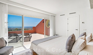 Modern gerenoveerd, 4-slaapkamer penthouse te koop met prachtig zeezicht in een gated community in Benahavis - Marbella 47152 