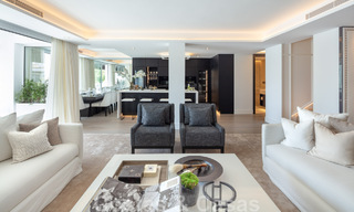 Eigentijds gerenoveerd penthouse te koop met zeezicht in Puente Romano, in het hartje van de Golden Mile, Marbella 46870 