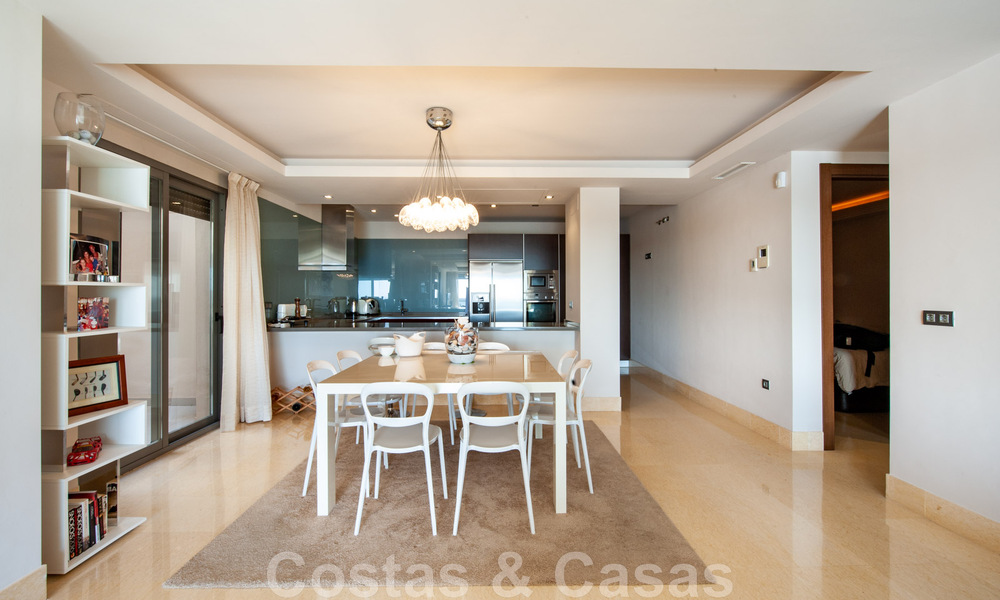 Zeer ruim, licht en modern 3-slaapkamer luxe appartement te koop met open zeezicht in Marbella - Benahavis 46827