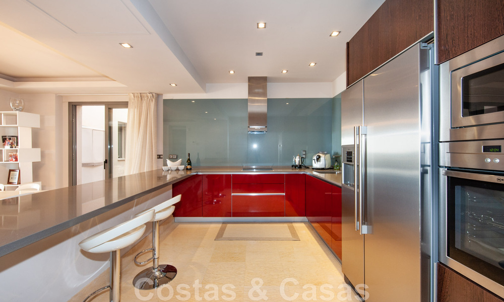Zeer ruim, licht en modern 3-slaapkamer luxe appartement te koop met open zeezicht in Marbella - Benahavis 46829