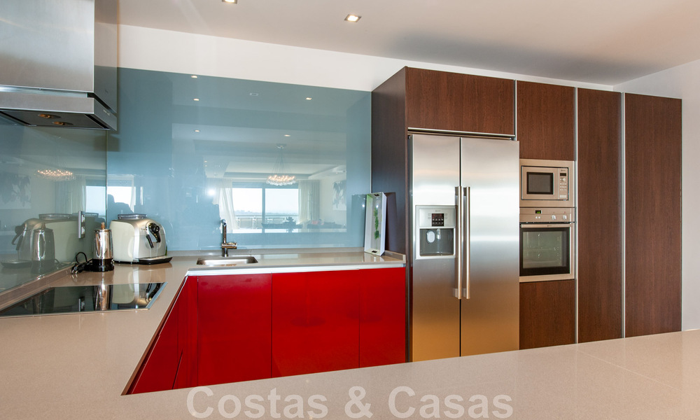 Zeer ruim, licht en modern 3-slaapkamer luxe appartement te koop met open zeezicht in Marbella - Benahavis 46830