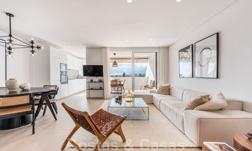 Eigentijds gerenoveerd penthouse te koop met zeezicht op loopafstand van alle voorzieningen, het strand en Puerto Banus in Nueva Andalucia, Marbella 47002
