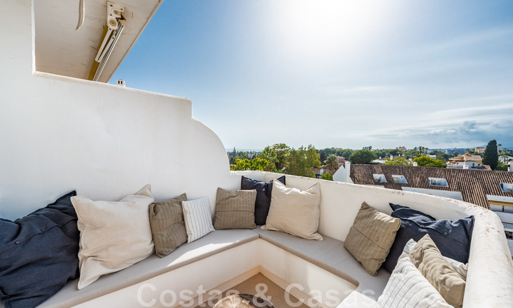 Eigentijds gerenoveerd penthouse te koop met zeezicht op loopafstand van alle voorzieningen, het strand en Puerto Banus in Nueva Andalucia, Marbella 47003