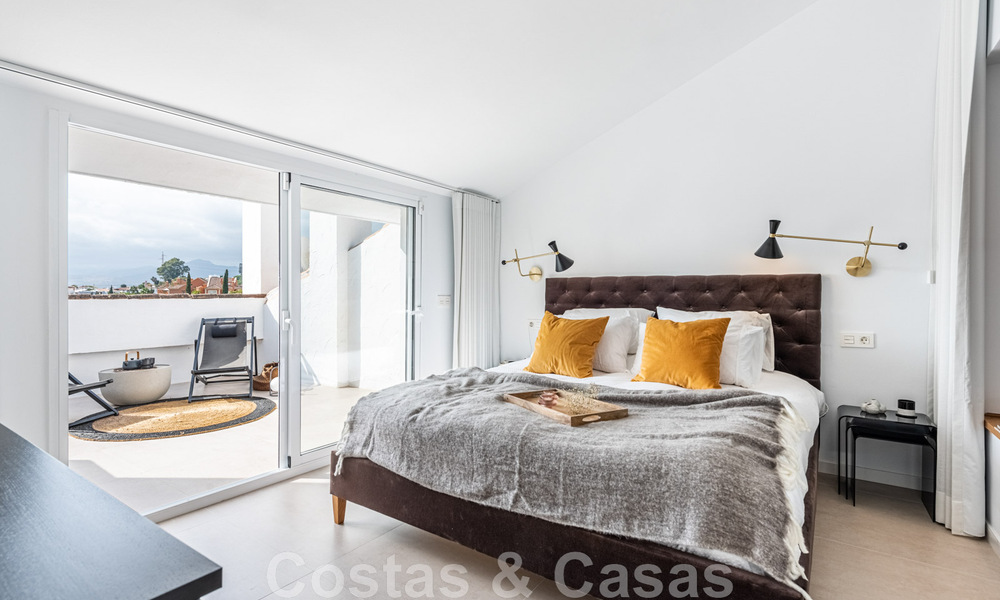 Eigentijds gerenoveerd penthouse te koop met zeezicht op loopafstand van alle voorzieningen, het strand en Puerto Banus in Nueva Andalucia, Marbella 47005