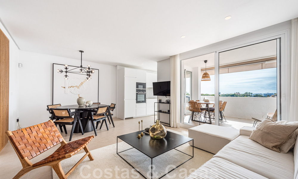 Eigentijds gerenoveerd penthouse te koop met zeezicht op loopafstand van alle voorzieningen, het strand en Puerto Banus in Nueva Andalucia, Marbella 47008