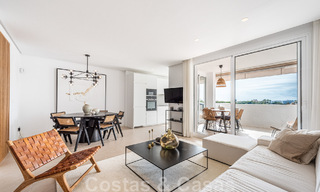 Eigentijds gerenoveerd penthouse te koop met zeezicht op loopafstand van alle voorzieningen, het strand en Puerto Banus in Nueva Andalucia, Marbella 47008 