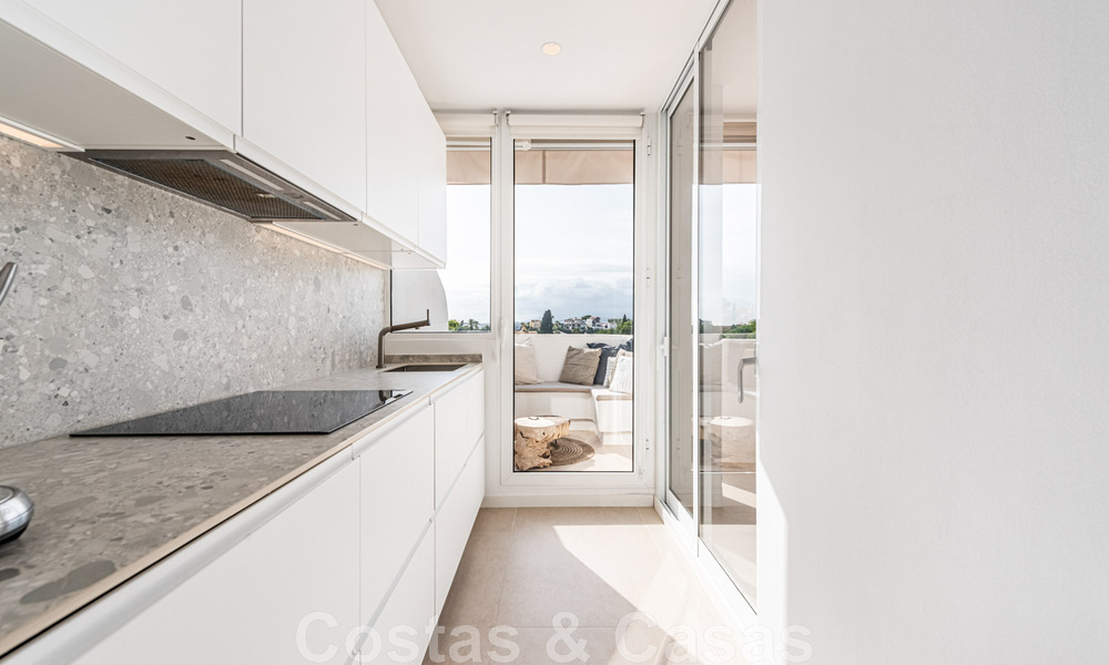 Eigentijds gerenoveerd penthouse te koop met zeezicht op loopafstand van alle voorzieningen, het strand en Puerto Banus in Nueva Andalucia, Marbella 47010