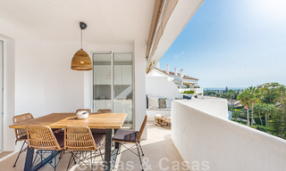 Eigentijds gerenoveerd penthouse te koop met zeezicht op loopafstand van alle voorzieningen, het strand en Puerto Banus in Nueva Andalucia, Marbella 47012 