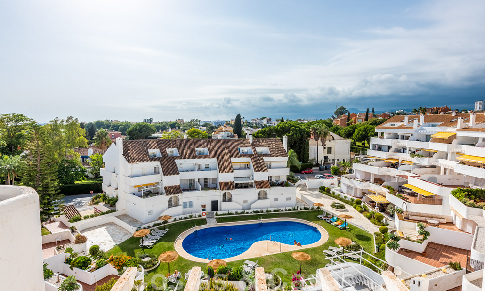 Eigentijds gerenoveerd penthouse te koop met zeezicht op loopafstand van alle voorzieningen, het strand en Puerto Banus in Nueva Andalucia, Marbella 47013