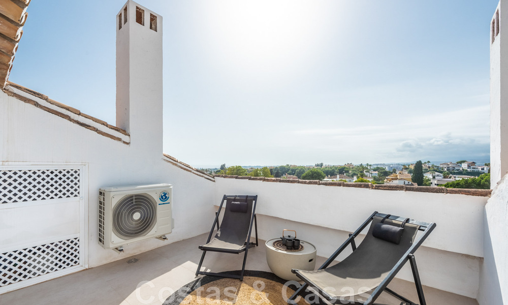 Eigentijds gerenoveerd penthouse te koop met zeezicht op loopafstand van alle voorzieningen, het strand en Puerto Banus in Nueva Andalucia, Marbella 47017
