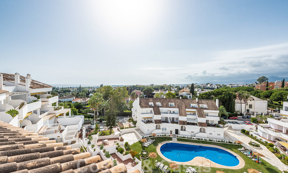 Eigentijds gerenoveerd penthouse te koop met zeezicht op loopafstand van alle voorzieningen, het strand en Puerto Banus in Nueva Andalucia, Marbella 47018