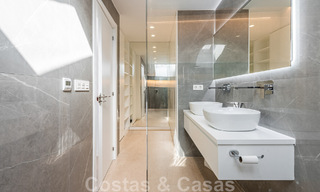 Eigentijds gerenoveerd penthouse te koop met zeezicht op loopafstand van alle voorzieningen, het strand en Puerto Banus in Nueva Andalucia, Marbella 47021 