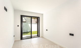Prachtige, gelijkvloerse, modern Andalusische villa te koop, op loopafstand van het strand in Elviria, ten oosten van Marbella centrum 46895 