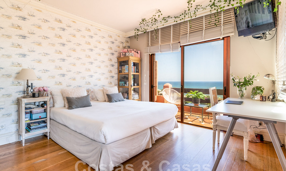 Penthouse te koop in een afgeschermde urbanisatie, eerstelijnsstrand met open zeezicht in Oost Marbella 46916