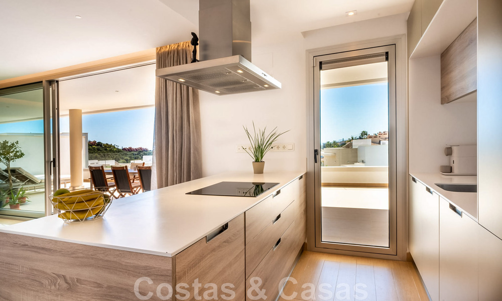 Instapklaar, verhoogd begane grond appartement te koop met panoramisch uitzicht op de vallei en de zee in het exclusieve Benahavis - Marbella 47042