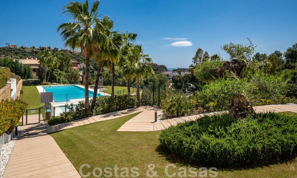 Instapklaar, verhoogd begane grond appartement te koop met panoramisch uitzicht op de vallei en de zee in het exclusieve Benahavis - Marbella 47046