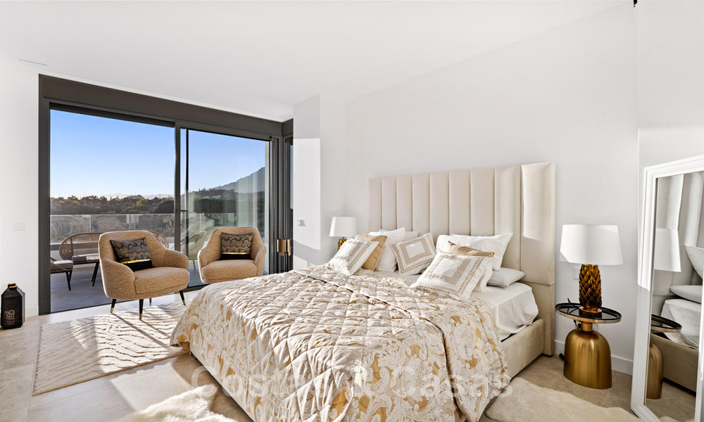 Ruime luxevilla te koop, ontworpen in moderne bouwstijl, met golf- en zeezicht in een gated golfresort net ten oosten Marbella centrum 47309