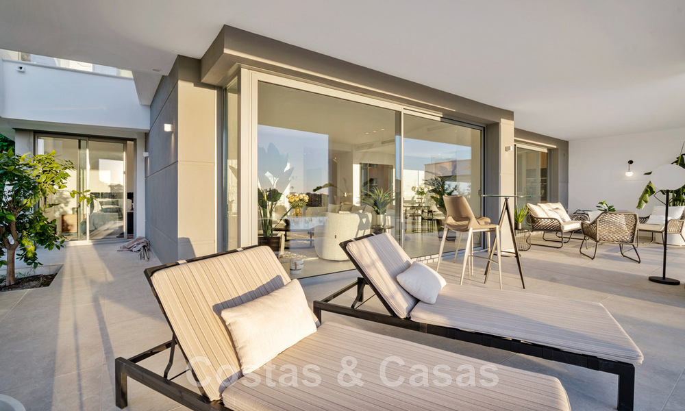 Ruime luxevilla te koop, ontworpen in moderne bouwstijl, met golf- en zeezicht in een gated golfresort net ten oosten Marbella centrum 47324