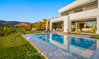 Ruime luxevilla te koop, ontworpen in moderne bouwstijl, met golf- en zeezicht in een gated golfresort net ten oosten Marbella centrum 47327 