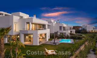 Ruime luxevilla te koop, ontworpen in moderne bouwstijl, met golf- en zeezicht in een gated golfresort net ten oosten Marbella centrum 47332 