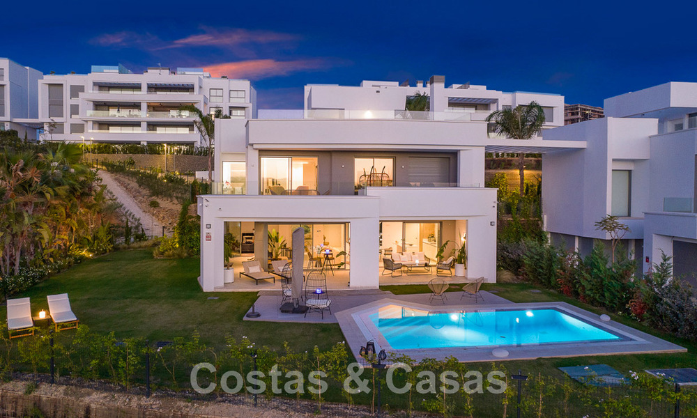 Ruime luxevilla te koop, ontworpen in moderne bouwstijl, met golf- en zeezicht in een gated golfresort net ten oosten Marbella centrum 47333