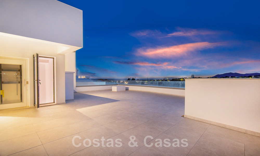 Ruime luxevilla te koop, ontworpen in moderne bouwstijl, met golf- en zeezicht in een gated golfresort net ten oosten Marbella centrum 47338