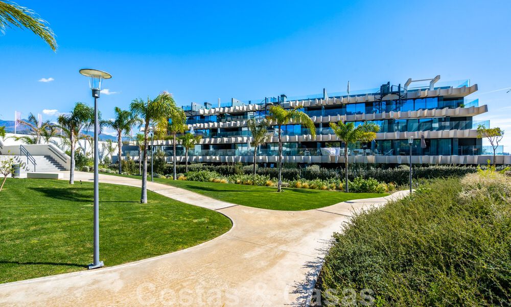 Eigentijds hoek appartement te koop met een grote privétuin op de begeerde New Golden Mile tussen Marbella en Estepona 47154