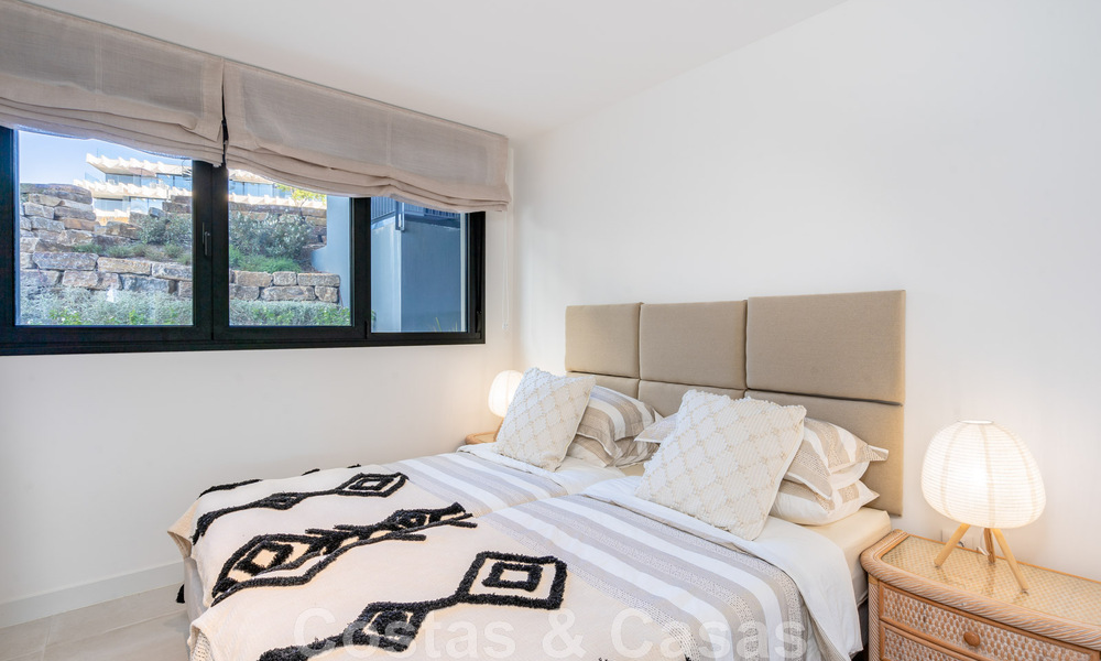 Eigentijds hoek appartement te koop met een grote privétuin op de begeerde New Golden Mile tussen Marbella en Estepona 47156