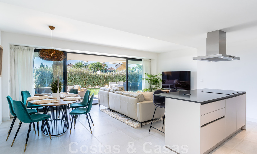 Eigentijds hoek appartement te koop met een grote privétuin op de begeerde New Golden Mile tussen Marbella en Estepona 47161