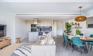 Eigentijds hoek appartement te koop met een grote privétuin op de begeerde New Golden Mile tussen Marbella en Estepona 47162 