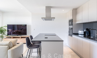 Eigentijds hoek appartement te koop met een grote privétuin op de begeerde New Golden Mile tussen Marbella en Estepona 47165 