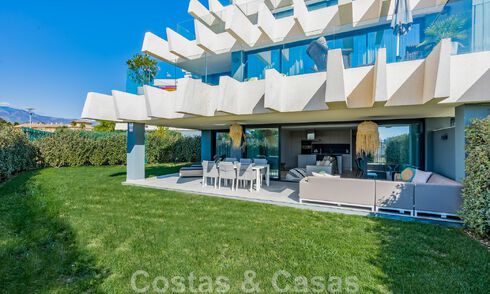 Eigentijds hoek appartement te koop met een grote privétuin op de begeerde New Golden Mile tussen Marbella en Estepona 47166