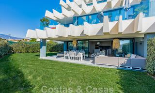 Eigentijds hoek appartement te koop met een grote privétuin op de begeerde New Golden Mile tussen Marbella en Estepona 47166 